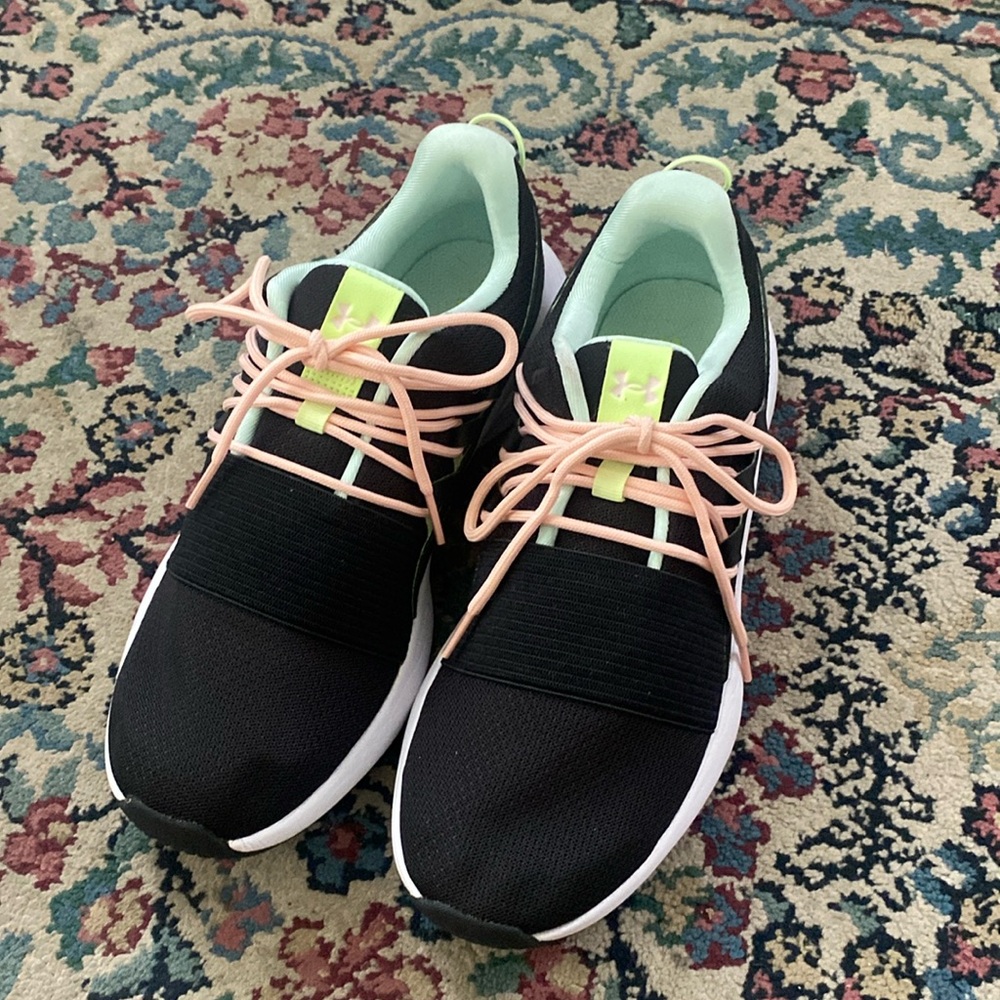 BRAND NEW WORN TWICE Under Armour Women’s size 10 sneakers